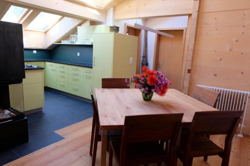virtuve, Comfortable quiet apartement with great view in Diemtigen