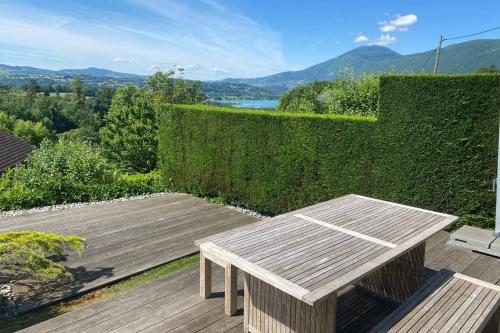 Beautiful Villa with Pool and Lake View in 阿蒂尼亞-昂辛