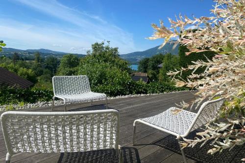 Beautiful Villa with Pool and Lake View in 阿蒂尼亞-昂辛