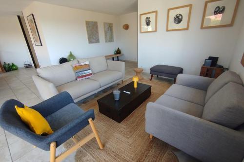 Beautiful Villa with Pool and Lake View in 阿蒂尼亞-昂辛