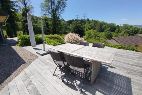 Beautiful Villa with Pool and Lake View in 阿蒂尼亞-昂辛