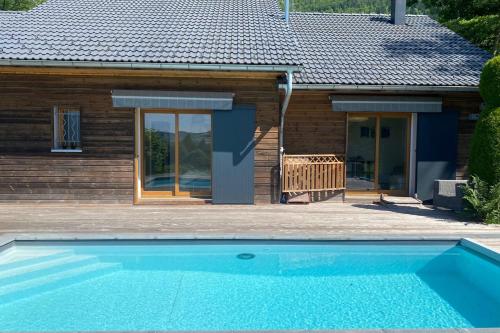 Beautiful Villa with Pool and Lake View in 阿蒂尼亞-昂辛