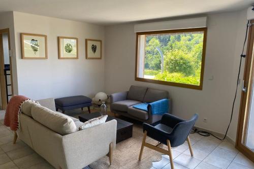 Beautiful Villa with Pool and Lake View in 阿蒂尼亞-昂辛