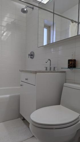 Ванная комната, MANHATTAN ROSE Homestay in Аппер-Ист-Сайд