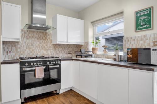 Large West London Home For Contractors & Families - 하예스