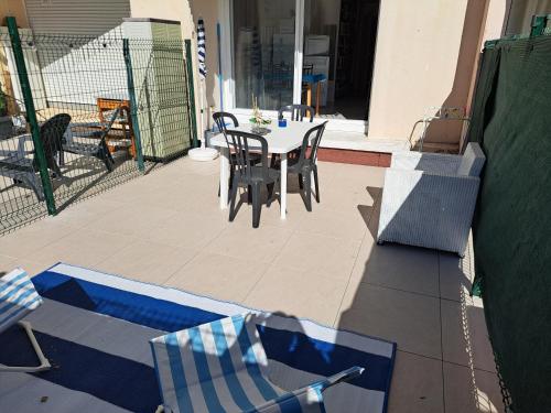Port Dauphin 10, Studio rez de jardin avec piscine