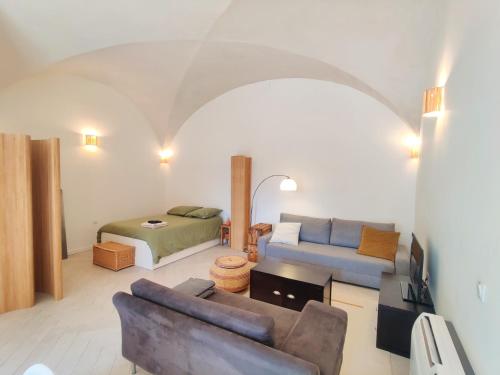 L'ecurie du Chateau - Suite voutee d'exception in Neuville-sur-Saone