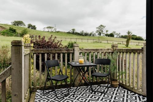 陽台/露台, Finest Retreats - The Welsh Barn in 德維爾布里奇