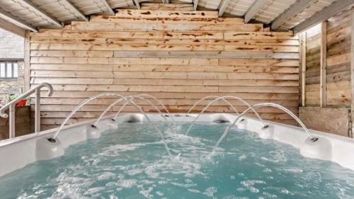 熱水浴缸, Finest Retreats - The Welsh Barn in 德維爾布里奇