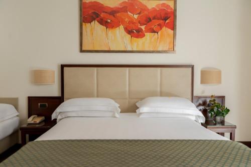 1 queen bed, 1 sofa bed