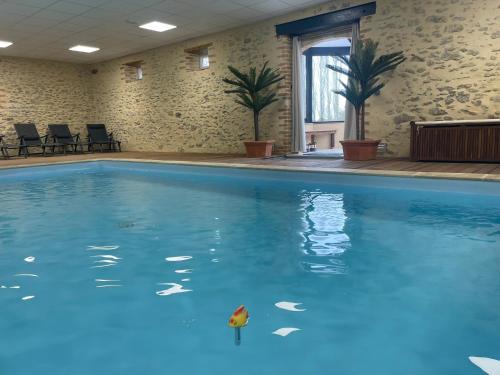 Peldbaseins, Chanteleux in Saint-Gervais-en-Belin