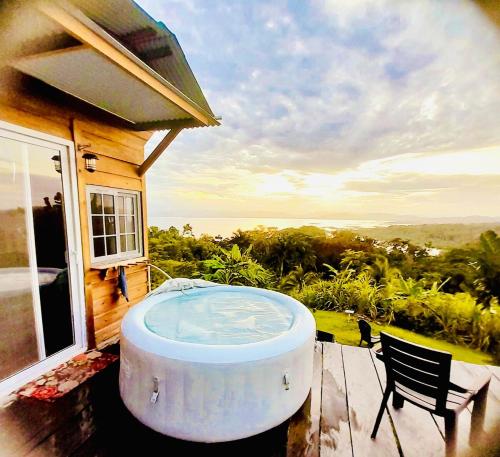 Karstais baseins, Mountain Chalet with Awesome Sea View in Punta Laurel