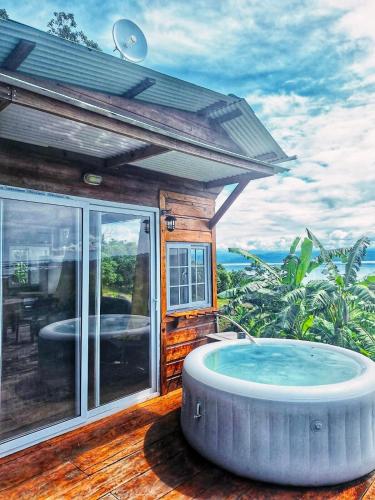 Karstais baseins, Mountain Chalet with Awesome Sea View in Punta Laurel