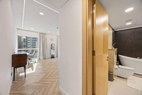 Luxury Spacious 2BR in Dubai Marina - image 11