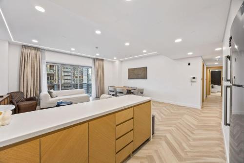 Luxury Spacious 2BR in Dubai Marina - image 5