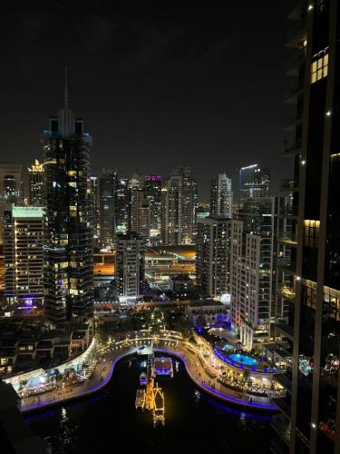 Luxury Spacious 2BR in Dubai Marina - image 7