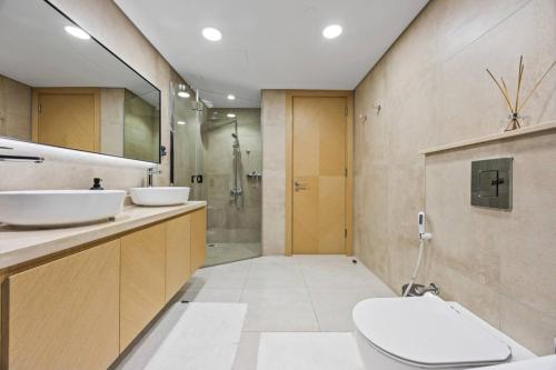 Luxury Spacious 2BR in Dubai Marina - image 6