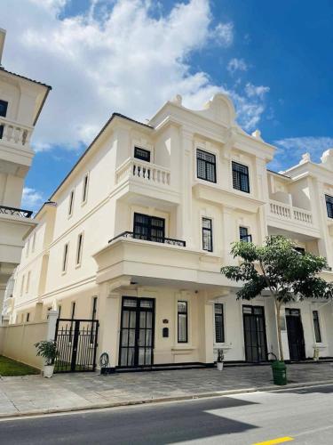Exterior view, Charming 4-bedroom townhome in vibrant Phnom Penh! in Koh Dach