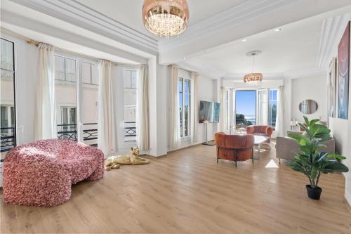 REF 2046 - Cannes Croisette - Appartement entièrement rénové vue Mer à loue