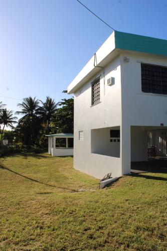 Charming 2-Bedroom Retreat in Isabela, Puerto Rico in San Antonio (PR)