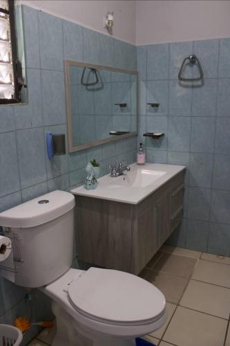 Fürdőszoba, Charming 2-Bedroom Retreat in Isabela, Puerto Rico in San Antonio (PR)