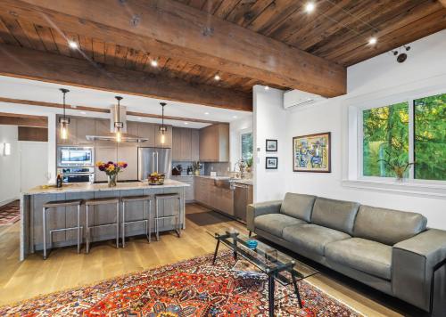 Bayview Modern Luxury by the Lake in Northeast Bellevue (WA)