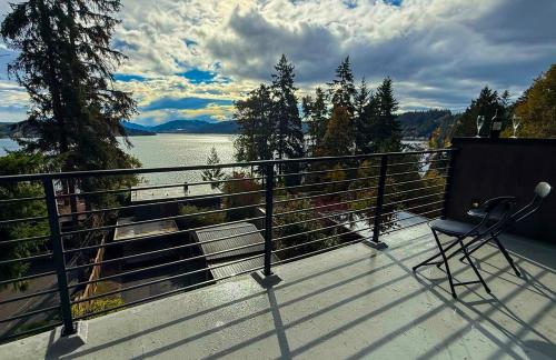 Bayview Modern Luxury by the Lake in Northeast Bellevue (WA)