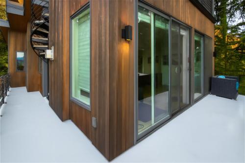 Bayview Modern Luxury by the Lake in Northeast Bellevue (WA)