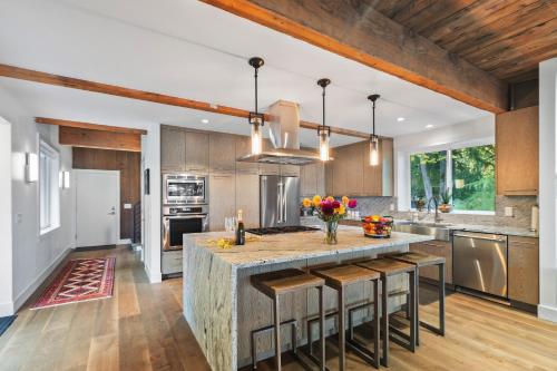 Bayview Modern Luxury by the Lake in Northeast Bellevue (WA)