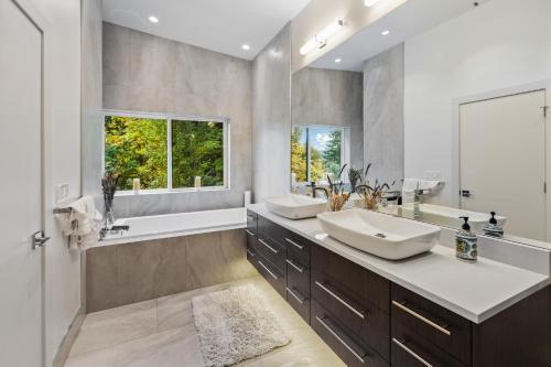 Bayview Modern Luxury by the Lake in Northeast Bellevue (WA)