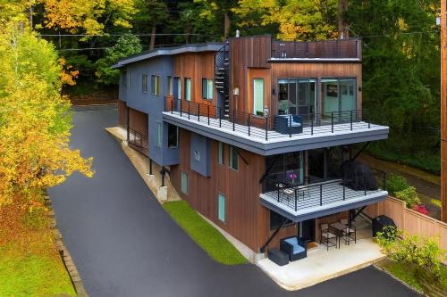 Bayview Modern Luxury by the Lake in Northeast Bellevue (WA)