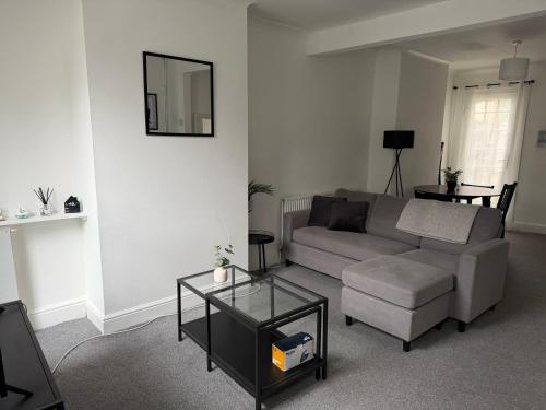 Cosy 2-Bed Home - Central Location Near Town & Train Station
