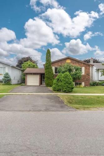 The Townie a 5BR Family & Group Poolside Retreat - ST 2025-0095 in Prince Edward (ON)