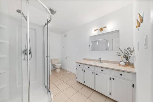 The Townie a 5BR Family & Group Poolside Retreat - ST 2025-0095 in Prince Edward (ON)