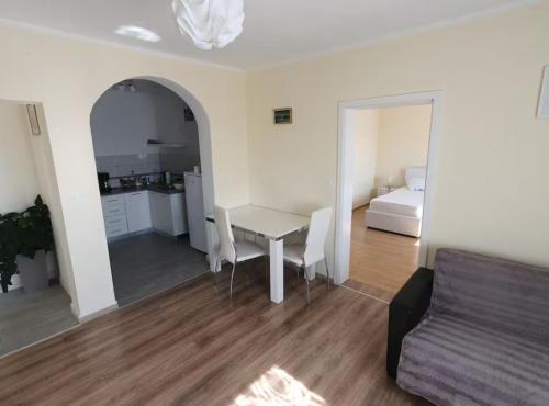 Vestabils, Angel Stay in Drniš