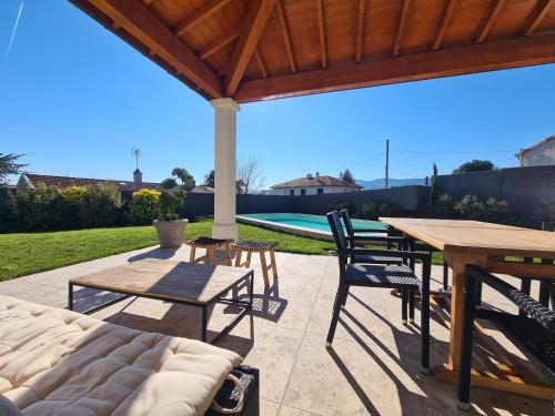 Villa en Ardeche Nord avec piscine proche Parc Peaugres gîte à louer Mourio