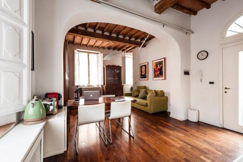 Historic House in Central Pisa with 2 Bedroom Apartment or Separate Studio 4