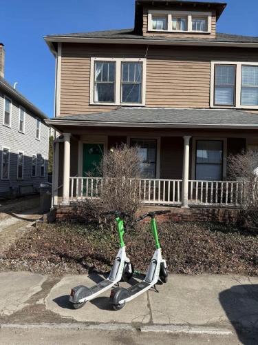 Lockerbie Townhome - Steps to Mass Ave - Sleeps 8 - Family Friendly - image 3