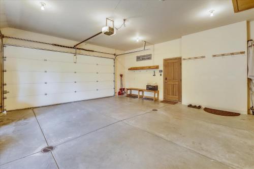 Evergreen Lodge: Secluded Breck Ski Home Private Hot Tub Fireplace Forest & Mtn Views! - image 5