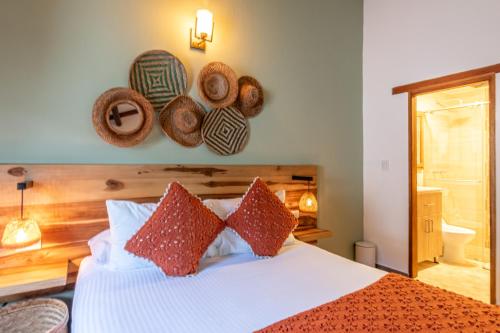 1 queen bed, 2 twin beds