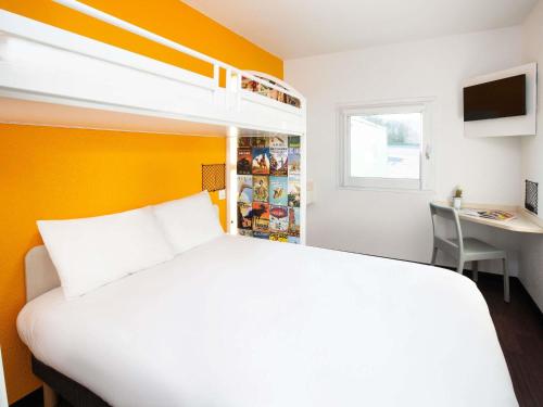 1 double bed, 1 bunk bed