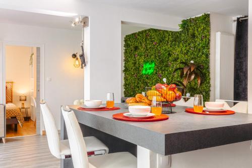 Jungle Saintaise - Appartement, Hypercentre, Fibre, Tv 4K, Parking Privé Payant (Jungle Saintaise - Appartement, Hypercentre, Fibre, Tv 4K, Parking Prive Payant) in Saintes