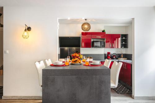 Jungle Saintaise - Appartement, Hypercentre, Fibre, Tv 4K, Parking Privé Payant (Jungle Saintaise - Appartement, Hypercentre, Fibre, Tv 4K, Parking Prive Payant) in Saintes