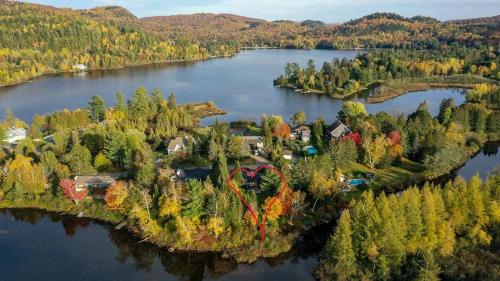 Tranquil lakeside chalet with spa - bike, hike, golf in Val-Morin (QC)