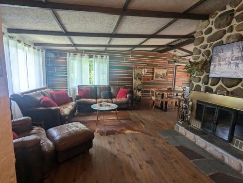 Tranquil lakeside chalet with spa - bike, hike, golf in Val-Morin (QC)