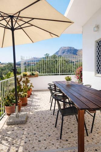 Akrokorinthos View Family House - 3BR - Terrace - Mountain View near Ancient Corinth – khách sạn tại Archea Korinthos