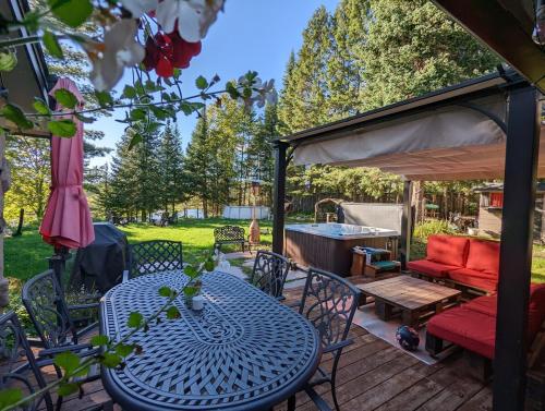 Dārzs, Tranquil lakeside chalet with spa - bike, hike, golf in Val-Morin (QC)
