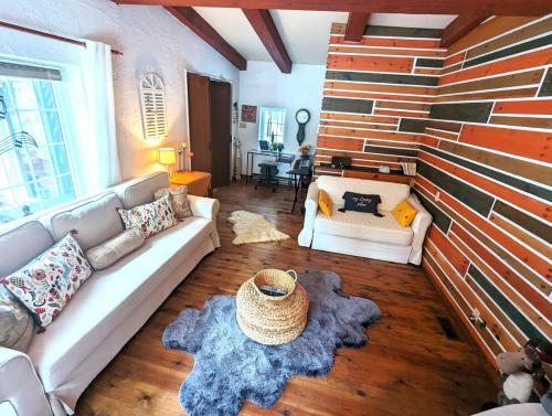 Tranquil lakeside chalet with spa - bike, hike, golf in Val-Morin (QC)