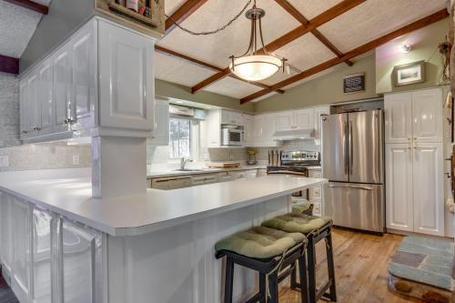 Tranquil lakeside chalet with spa - bike, hike, golf in Val-Morin (QC)
