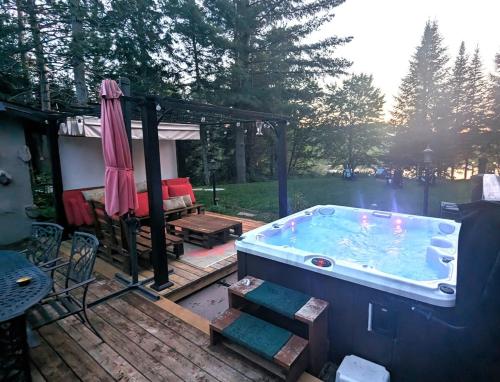 Karstais baseins, Tranquil lakeside chalet with spa - bike, hike, golf in Val-Morin (QC)